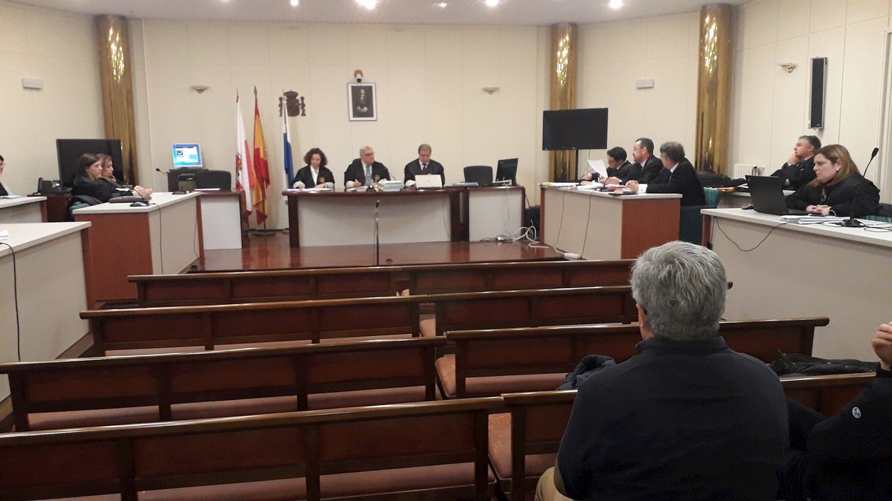 Una de las últimas sesiones del juicio de La Loma, que se ha celebrado en la Audiencia provincial desde octubre, con 13 acusados -seis de la Fiscalía y el resto de la Junta Vecinal de Santullán-