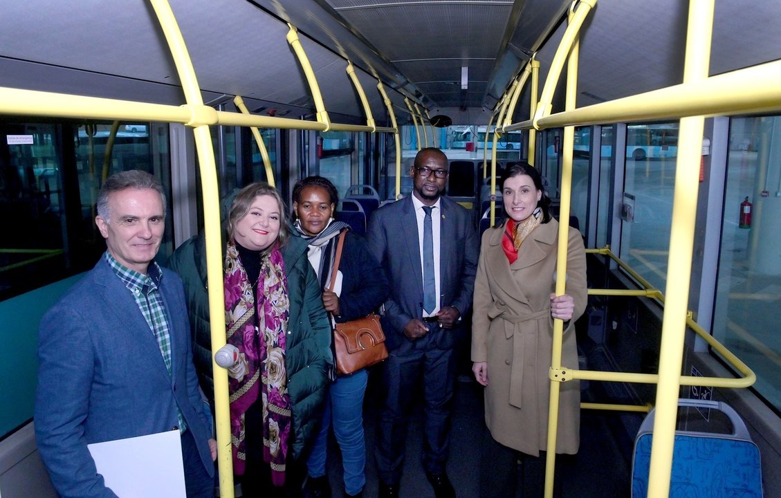 Alcaldesa y concejales de Santander en autobús municipal que se donará a Senegal