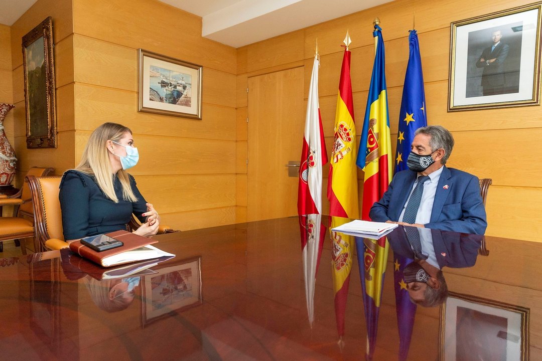 El presidente de Cantabria, Miguel Ángel Revilla, y la embajadora de la República de Moldavia en España, Violeta Agrici