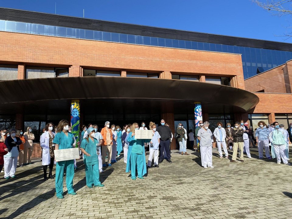 Protesta de los sanitarios de los hospitales de Sierrallana por el retraso en sus segundas dosis de la vacuna contra el coronavirus