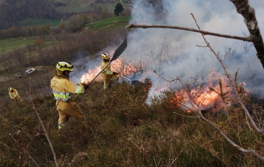 Archivo - Extinción incendios forestales en Cantabria. Imagen de archivo.