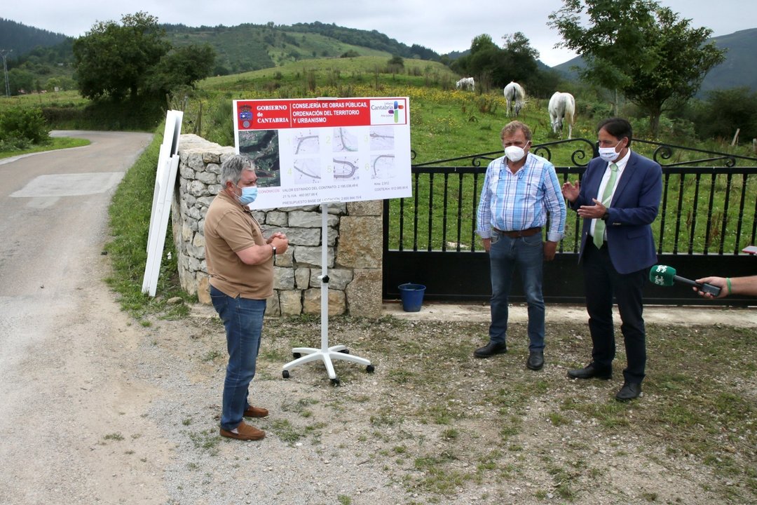 El consejero de Obras Públicas, José Luis Gochicoa, visita la zona del nuevo acceso al Soplao.